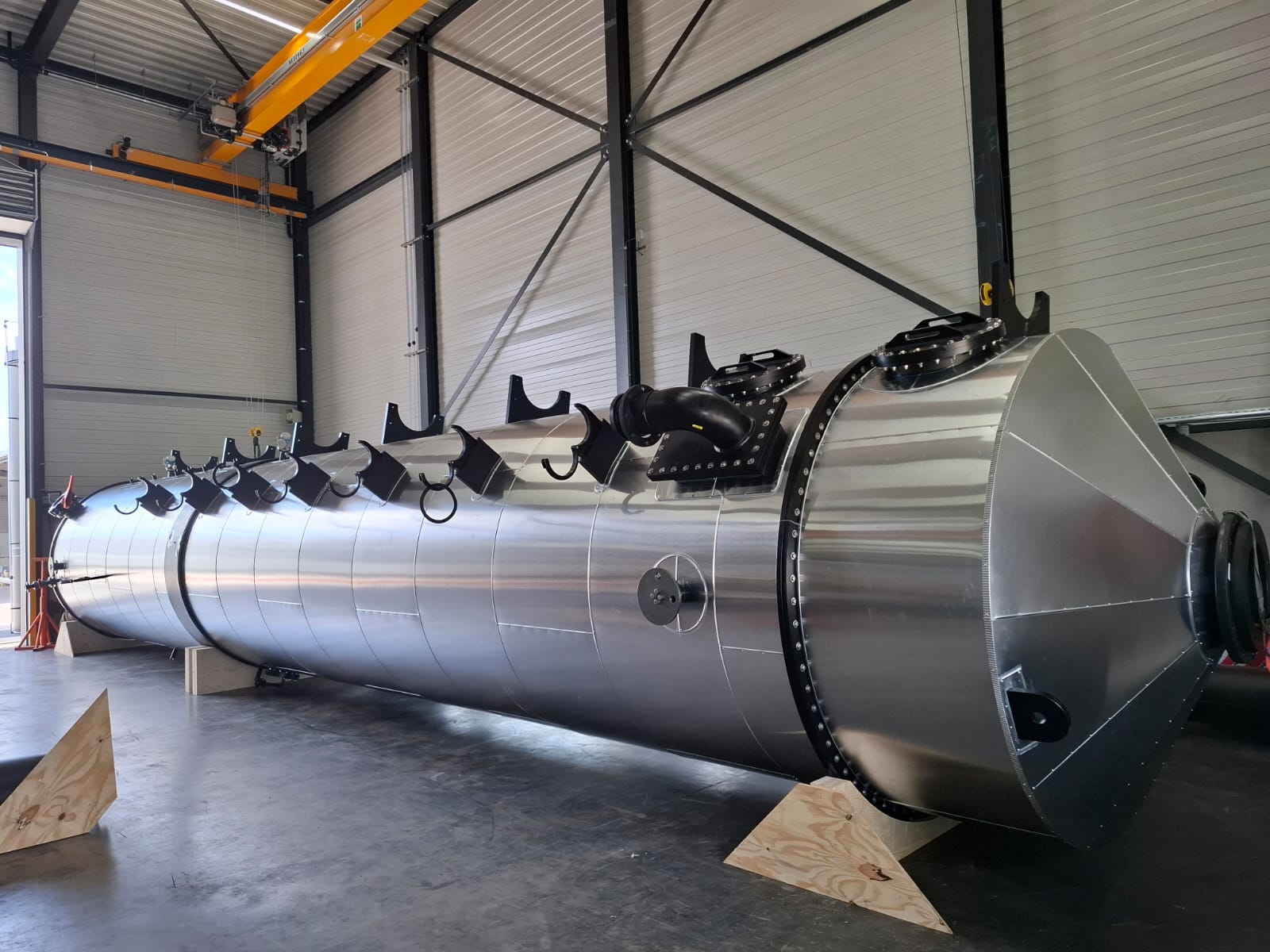 Liggende kolom met conische kop, afgewerkt met aluminium plaatwerk in een bedrijfshal
