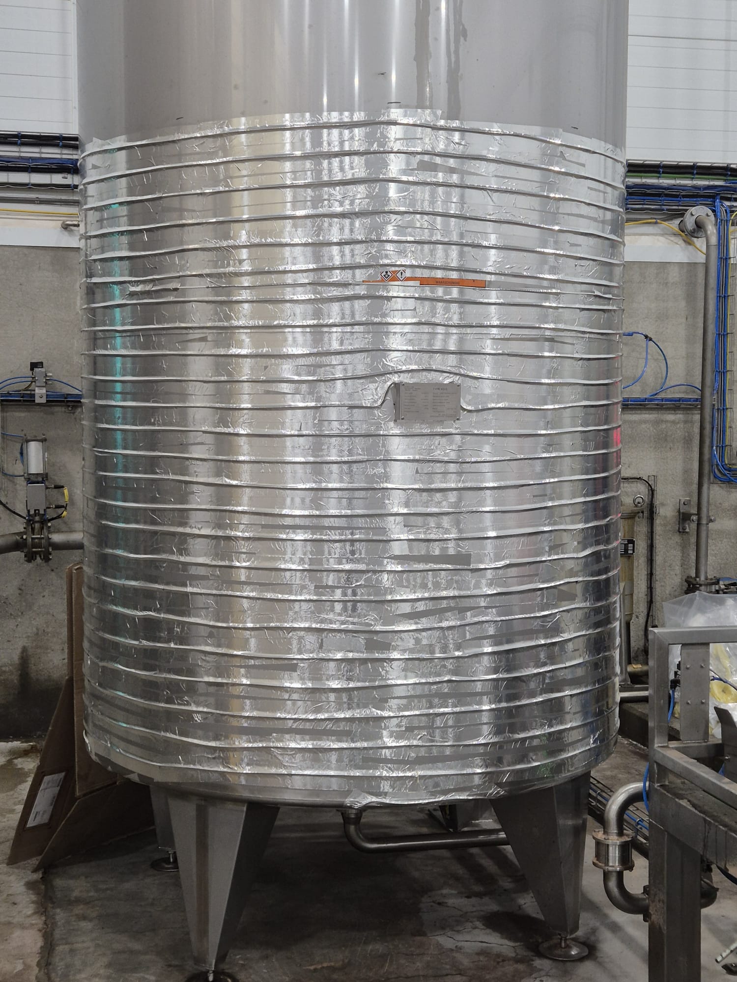 RVS-opslagtank met rondom gewikkelde tracing onder aluminium tape