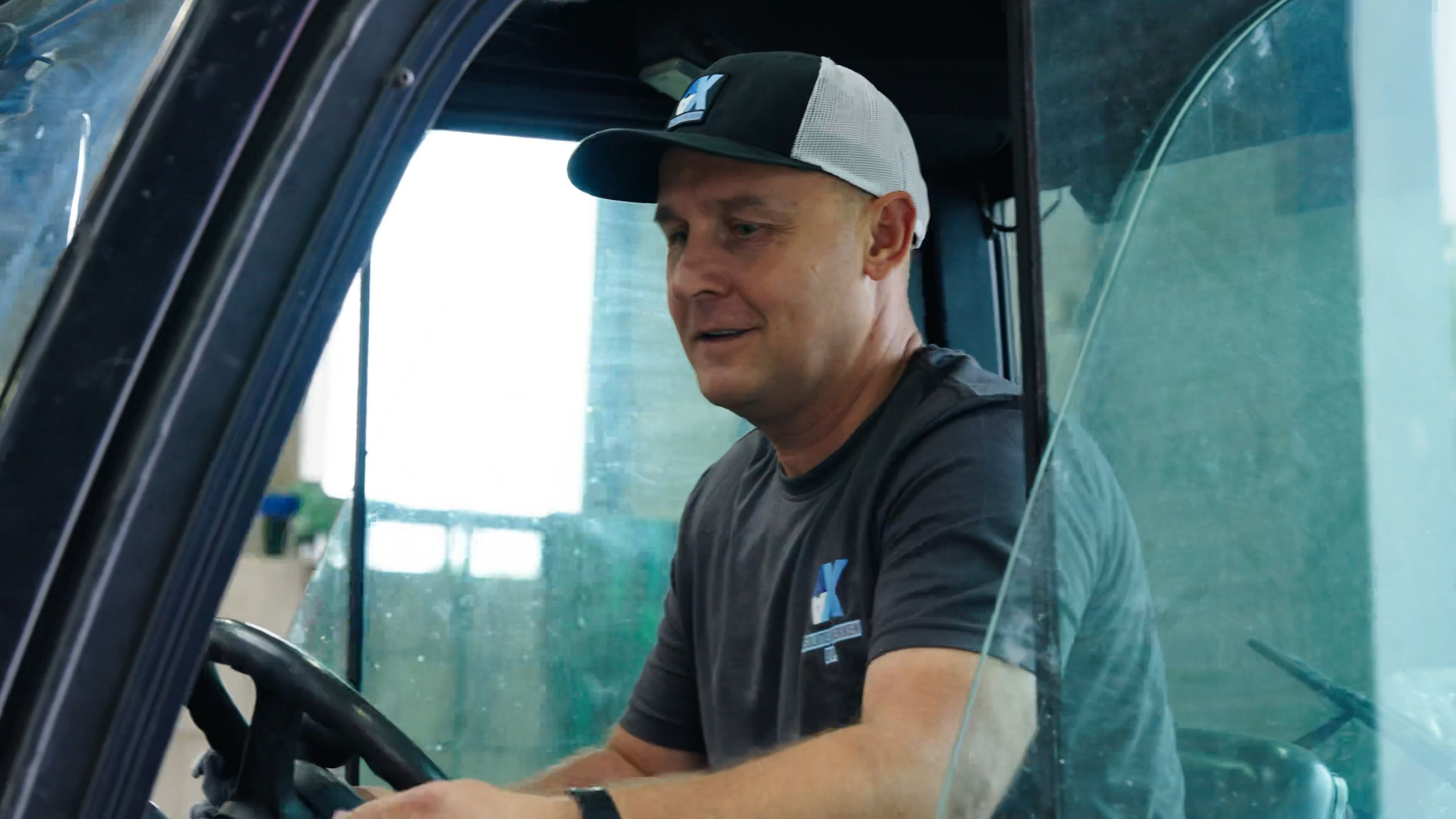 Medewerker van AX Isolatiewerken achter het stuur van een heftruck
