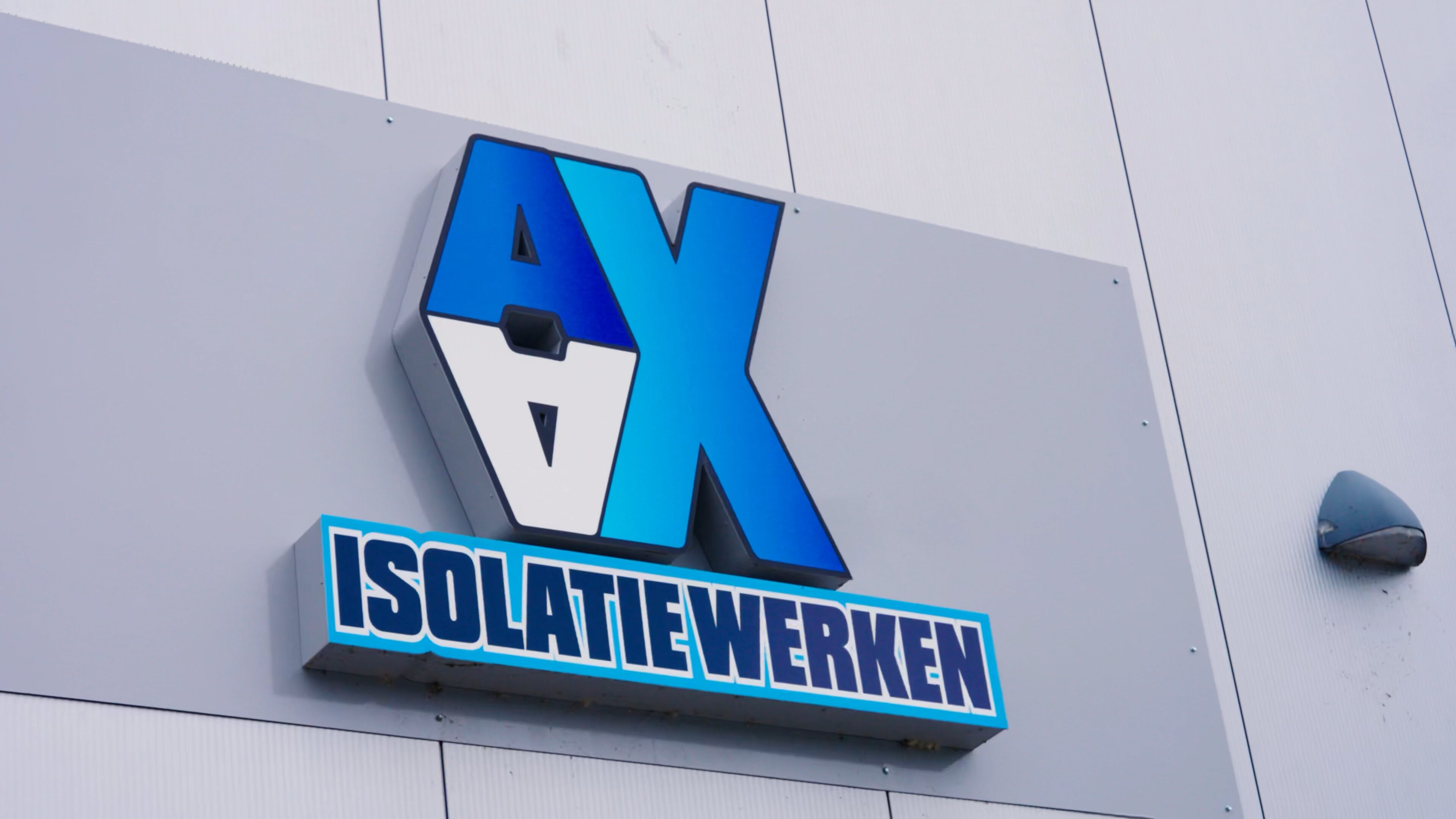 Logo van AX Isolatiewerken op de gevel van het bedrijfspand