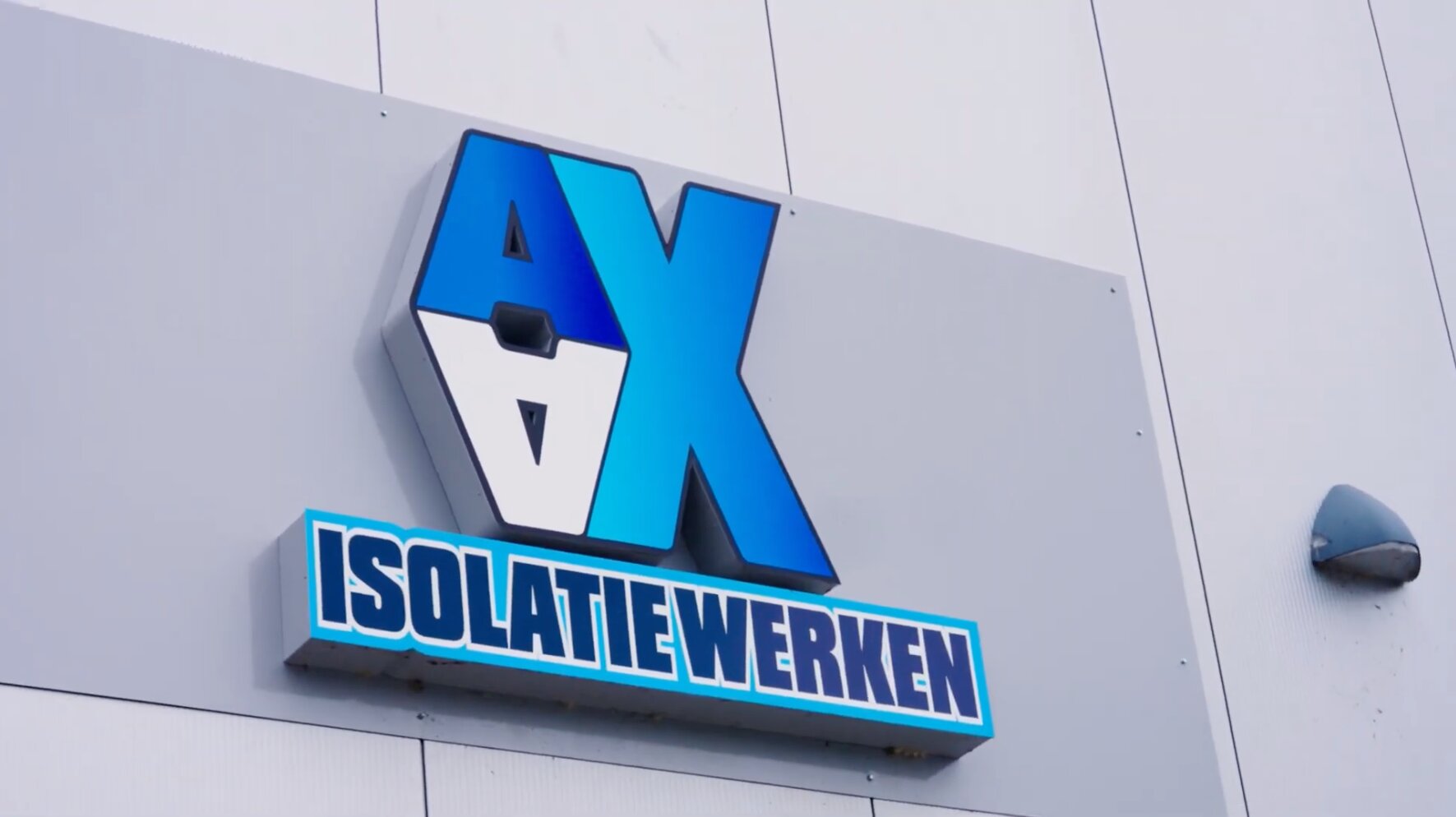 Logo van AX Isolatiewerken op de gevel van het bedrijfspand